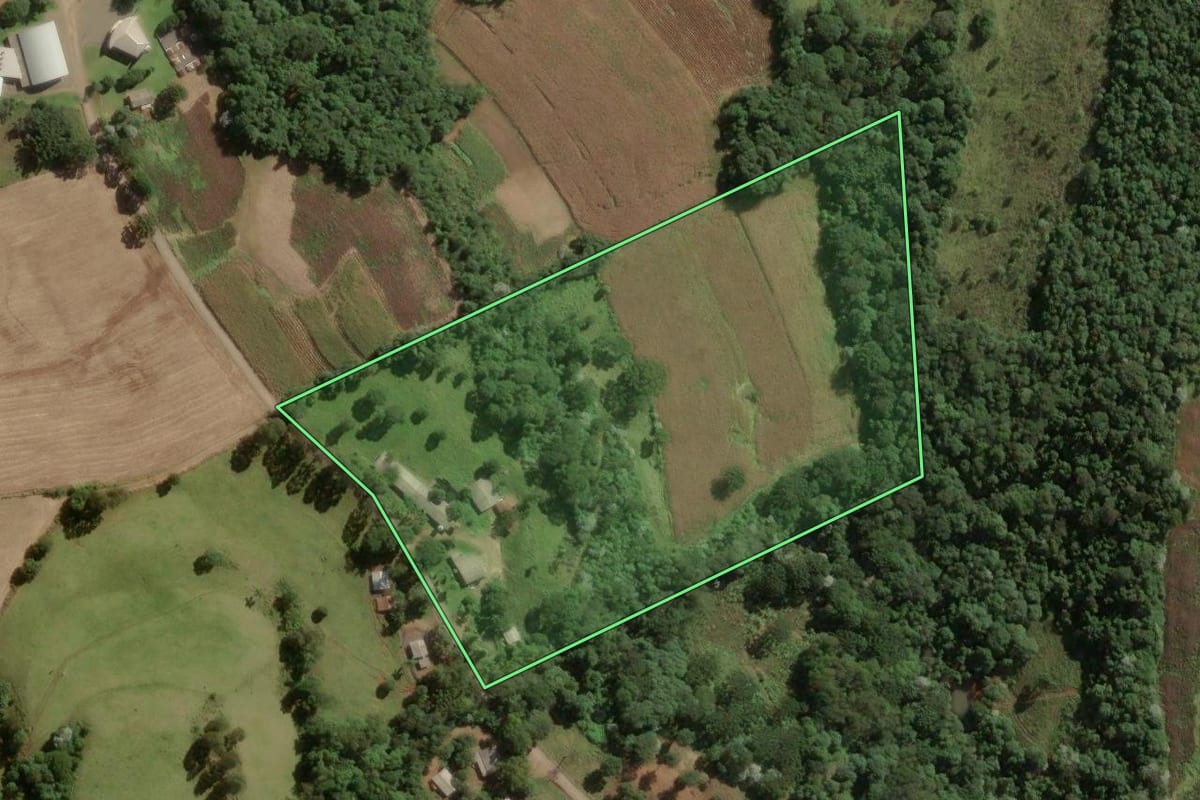 Imagem de satélite do imóvel rural em Jaborá (SC), com o contorno declarado no CAR desenhado por cima.
