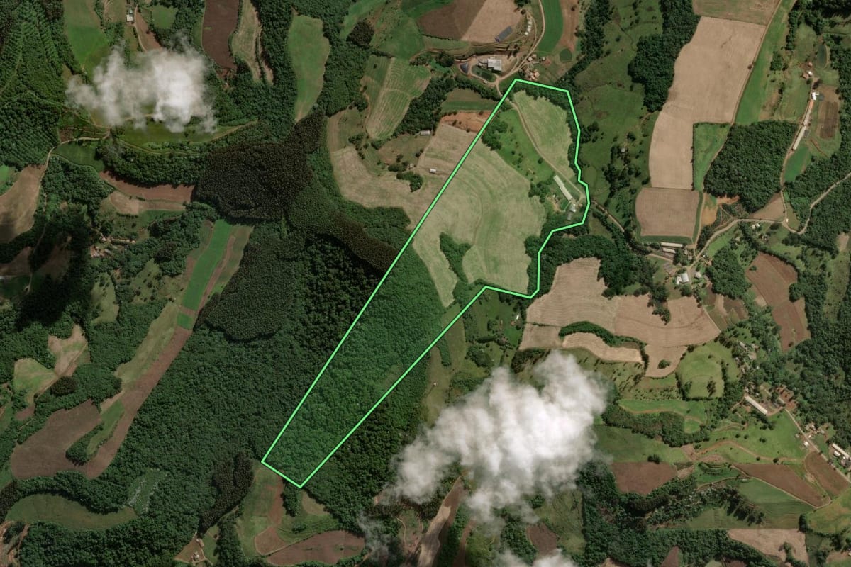 Imagem de satélite do imóvel rural em Jaborá (SC), com o contorno declarado no CAR desenhado por cima.