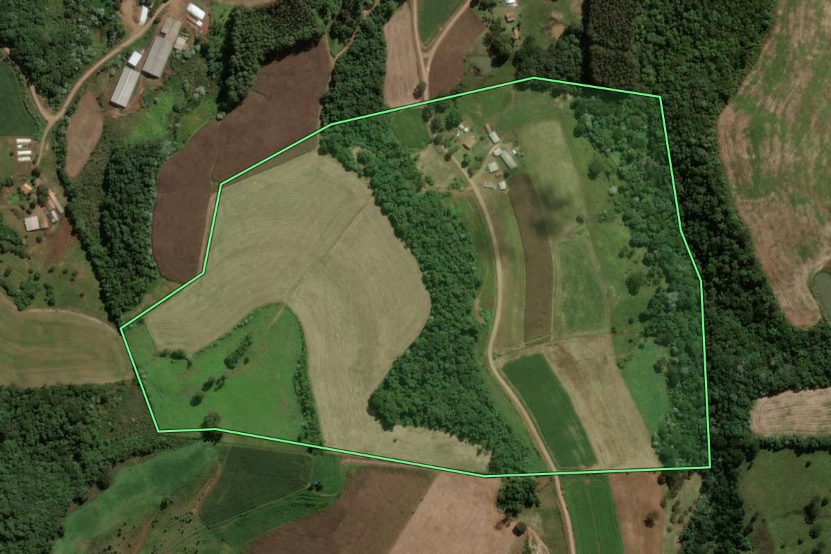 Imagem de satélite do imóvel rural em Jaborá (SC), com o contorno declarado no CAR desenhado por cima.