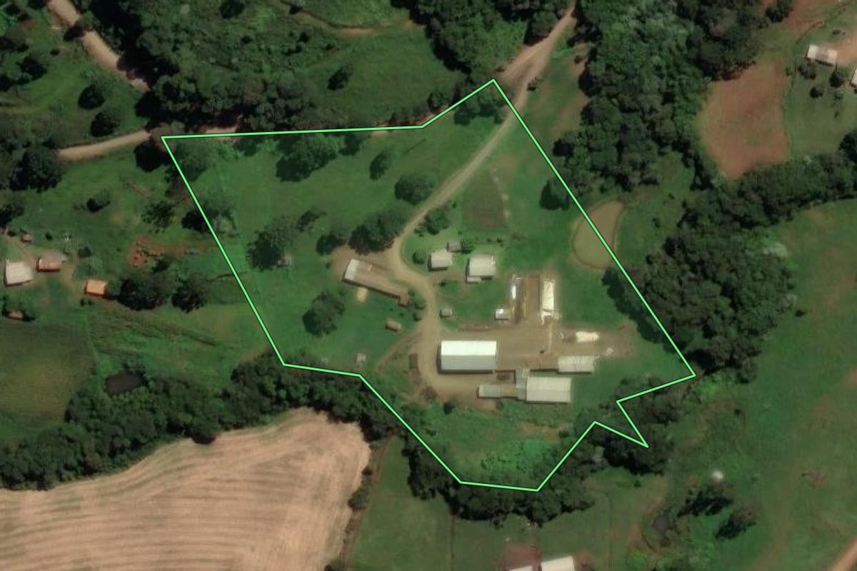 Imagem de satélite do imóvel rural em Jaborá (SC), com o contorno declarado no CAR desenhado por cima.