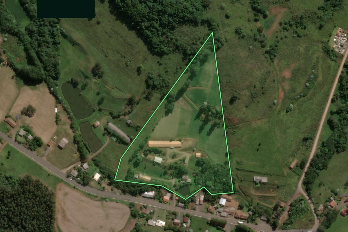 Imagem de satélite do imóvel rural em Jaborá (SC), com o contorno declarado no CAR desenhado por cima.