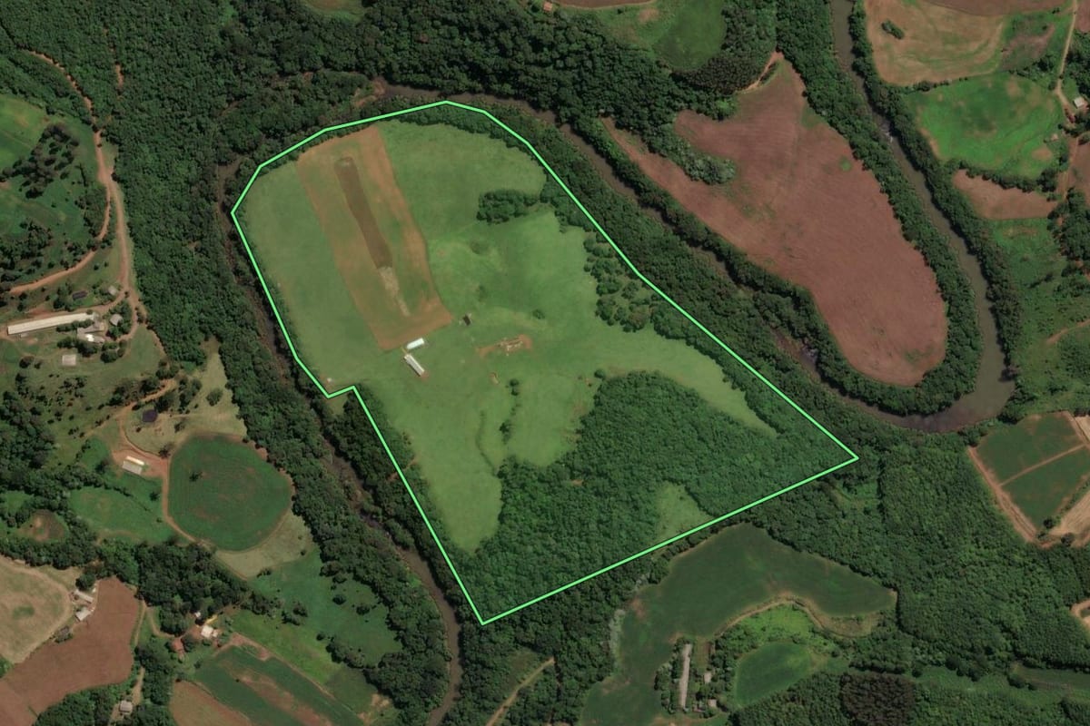 Imagem de satélite do imóvel rural em Jaborá (SC), com o contorno declarado no CAR desenhado por cima.
