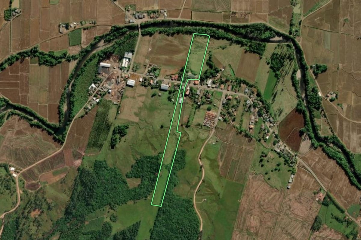 Imagem de satélite do imóvel rural em Jacinto Machado (SC), com o contorno declarado no CAR desenhado por cima.