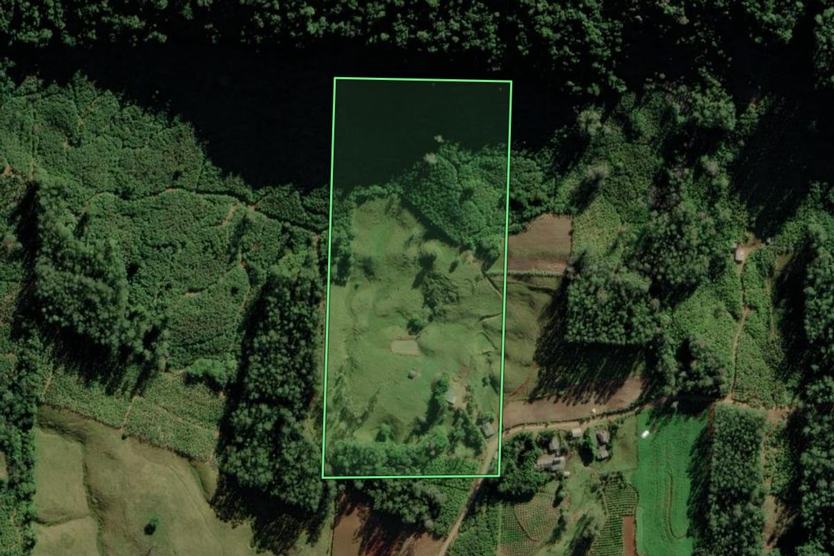 Imagem de satélite do imóvel rural em Jacinto Machado (SC), com o contorno declarado no CAR desenhado por cima.