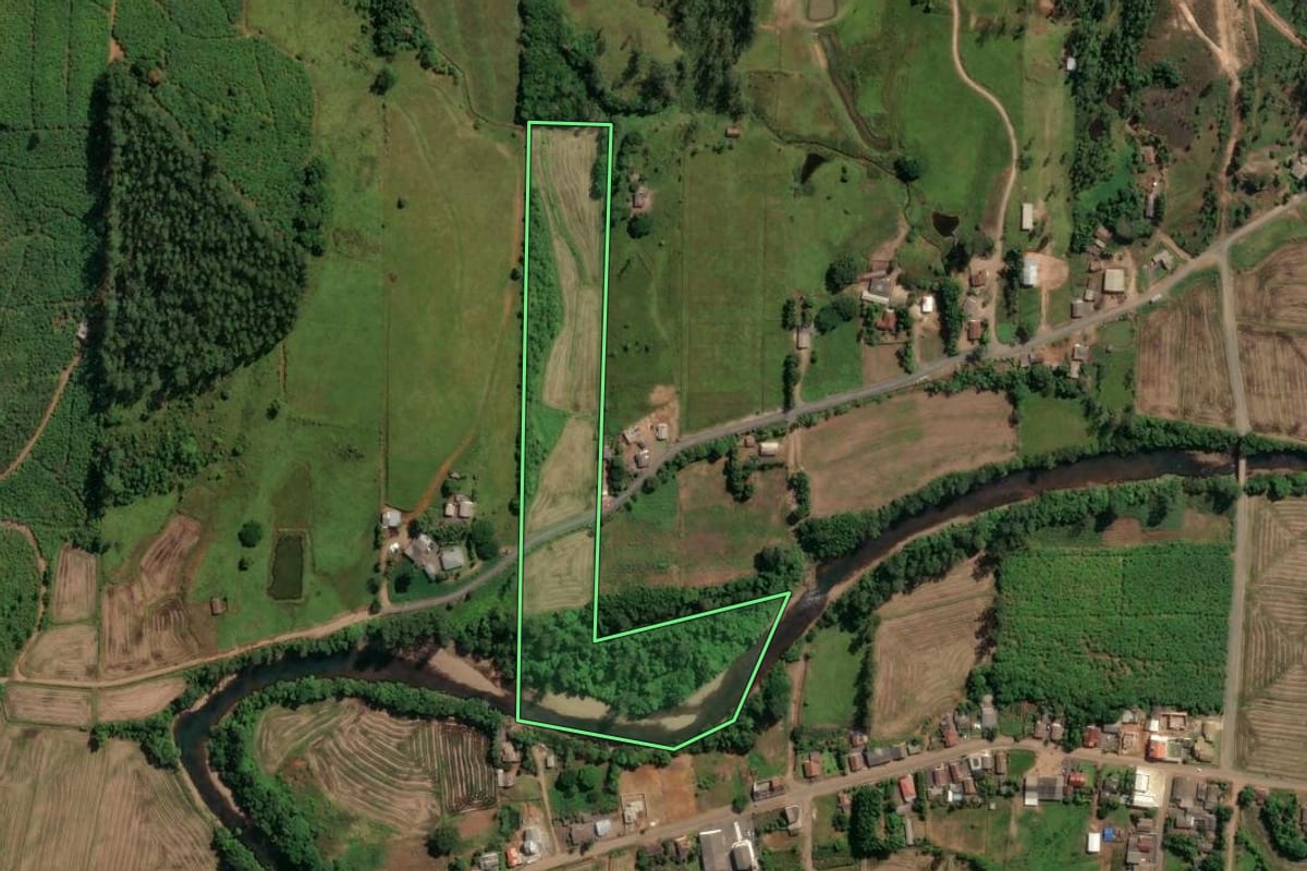 Imagem de satélite do imóvel rural em Jacinto Machado (SC), com o contorno declarado no CAR desenhado por cima.