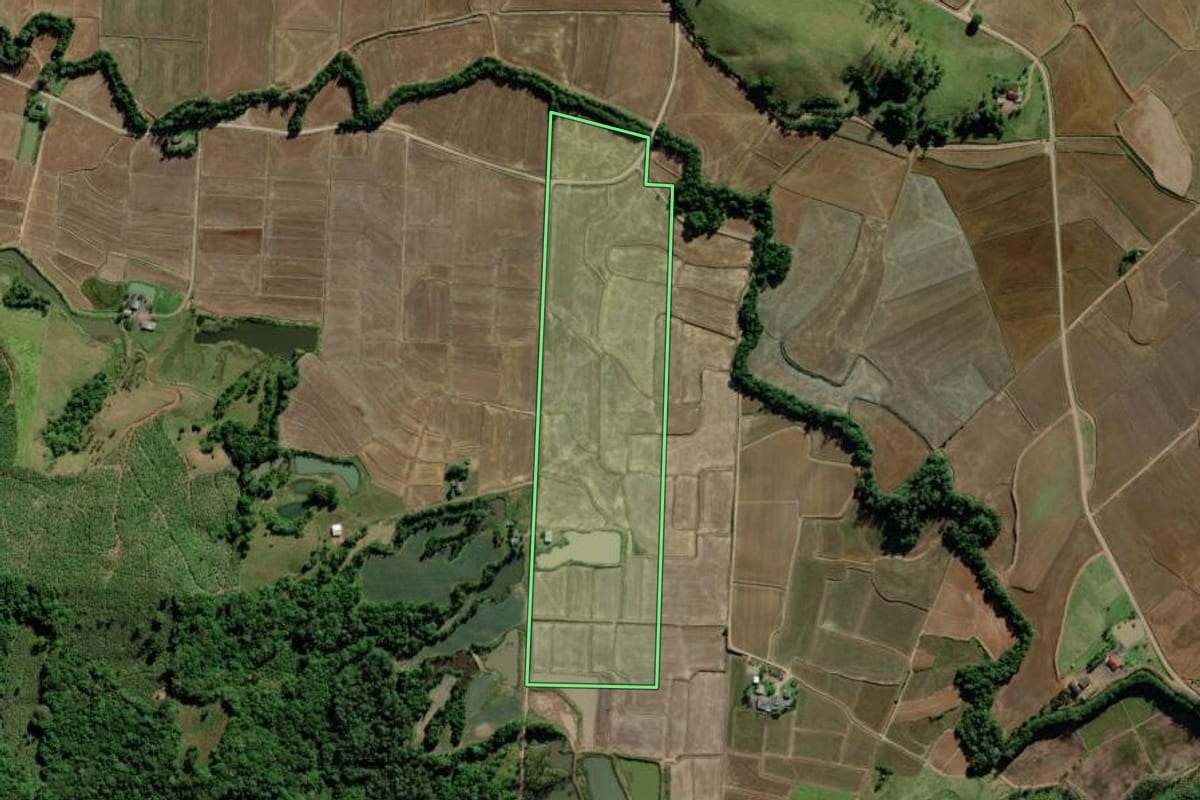 Imagem de satélite do imóvel rural em Jacinto Machado (SC), com o contorno declarado no CAR desenhado por cima.