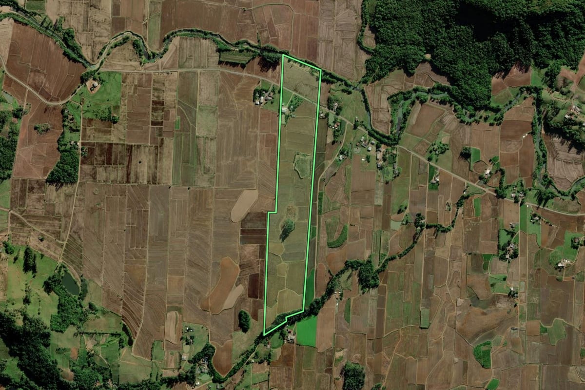 Imagem de satélite do imóvel rural em Jacinto Machado (SC), com o contorno declarado no CAR desenhado por cima.