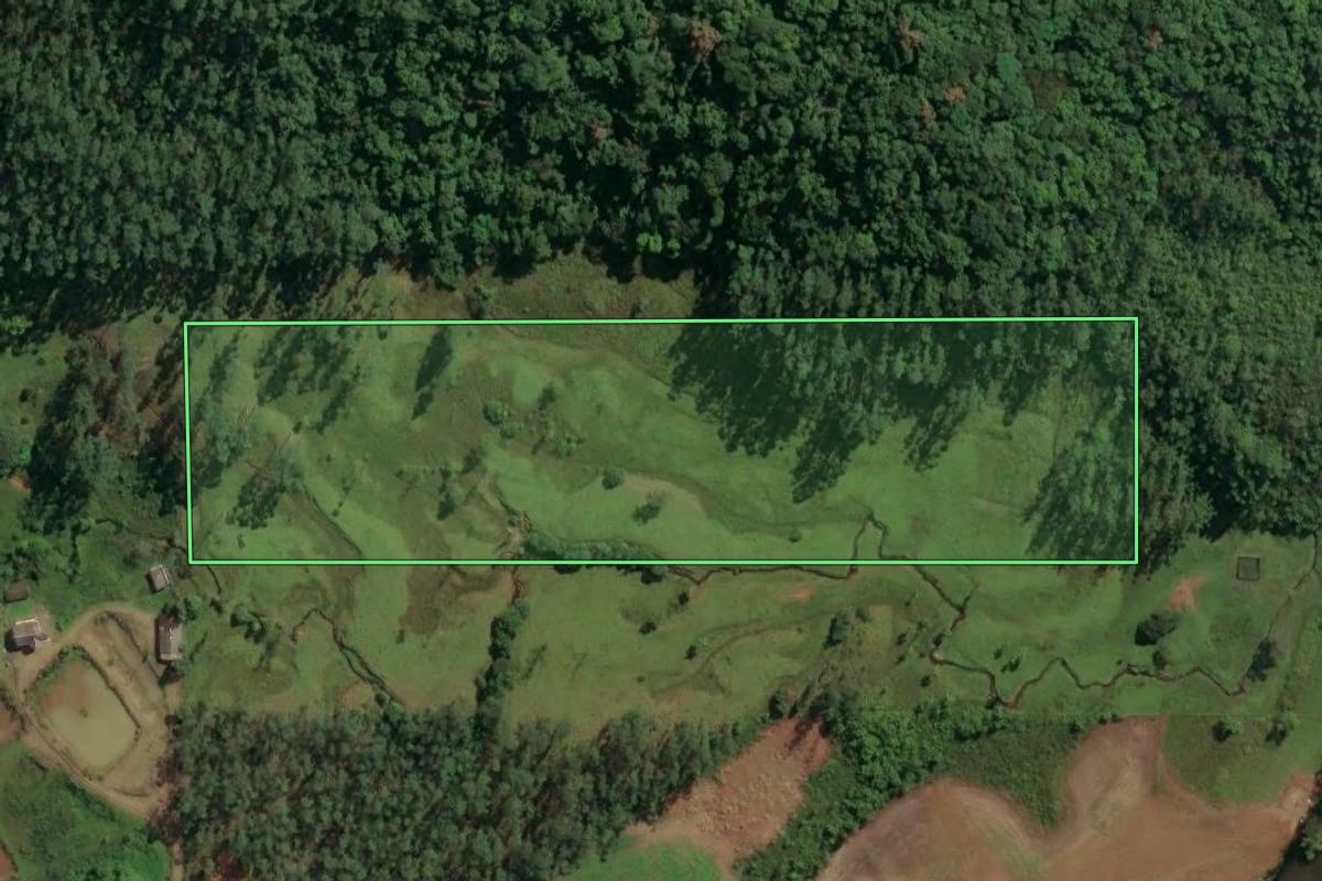 Imagem de satélite do imóvel rural em Jacinto Machado (SC), com o contorno declarado no CAR desenhado por cima.