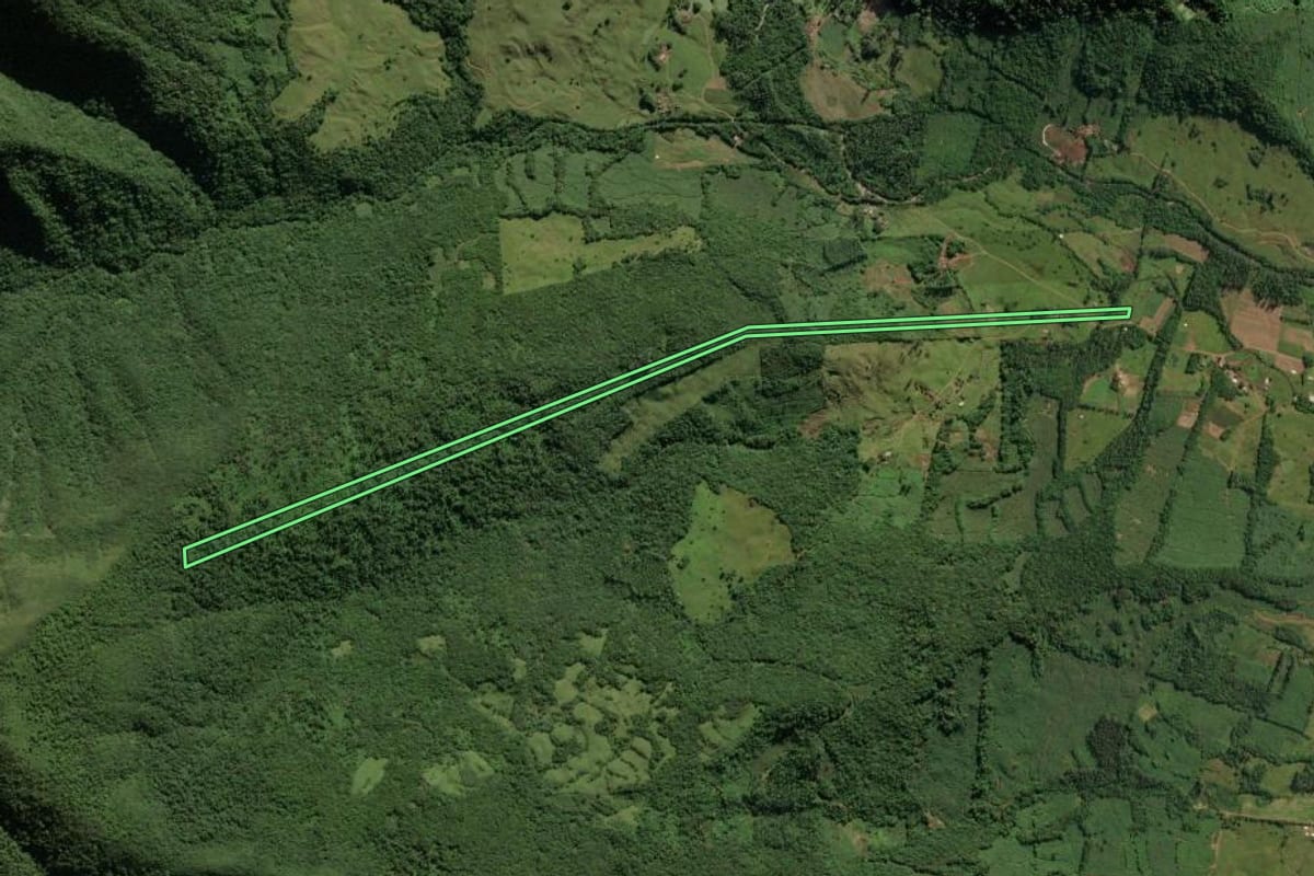 Imagem de satélite do imóvel rural em Jacinto Machado (SC), com o contorno declarado no CAR desenhado por cima.