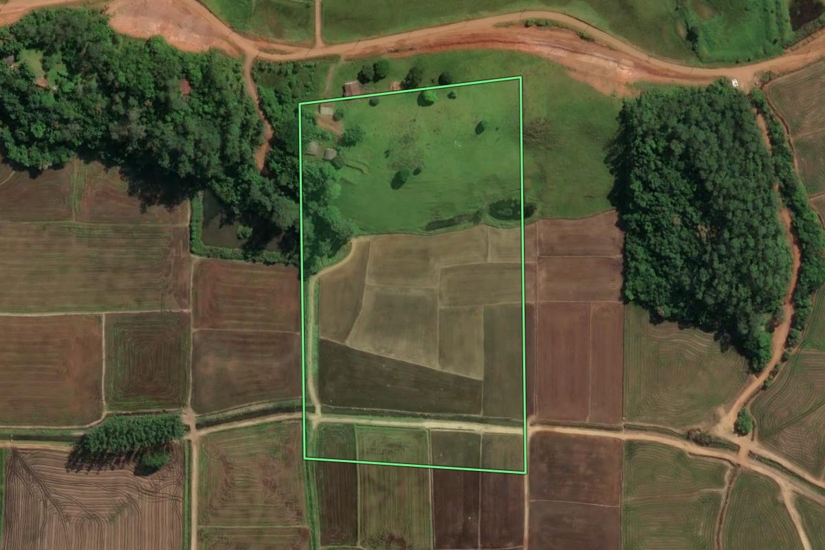 Imagem de satélite do imóvel rural em Jacinto Machado (SC), com o contorno declarado no CAR desenhado por cima.