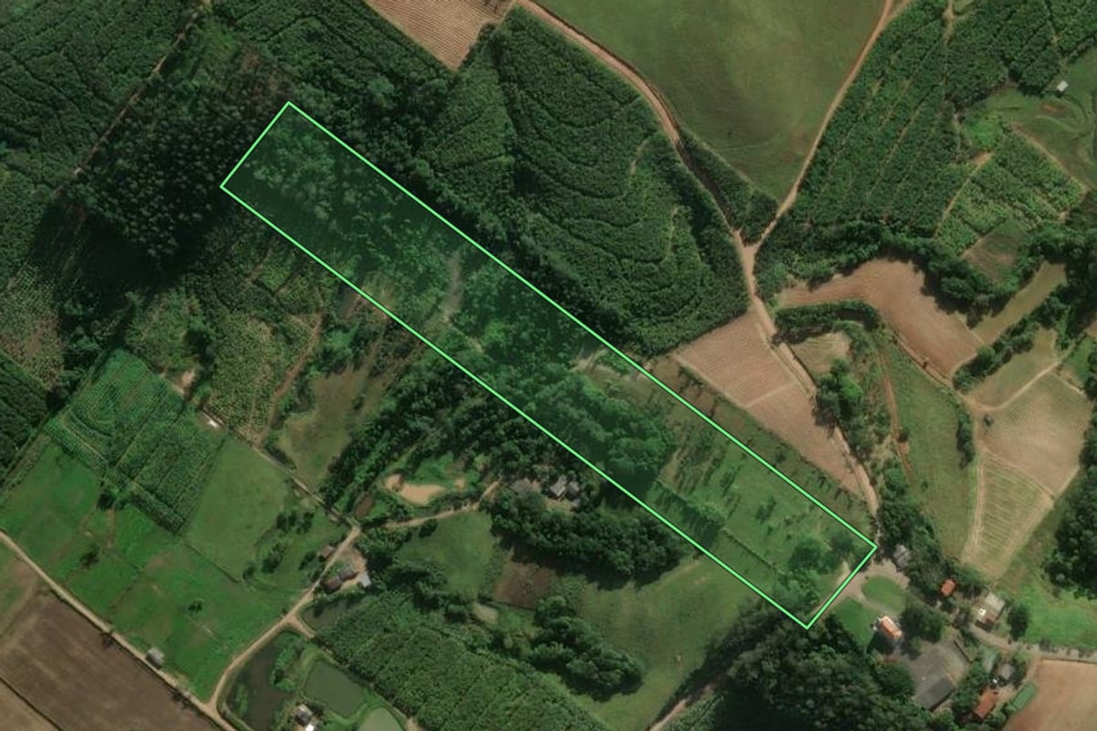 Imagem de satélite do imóvel rural em Jacinto Machado (SC), com o contorno declarado no CAR desenhado por cima.