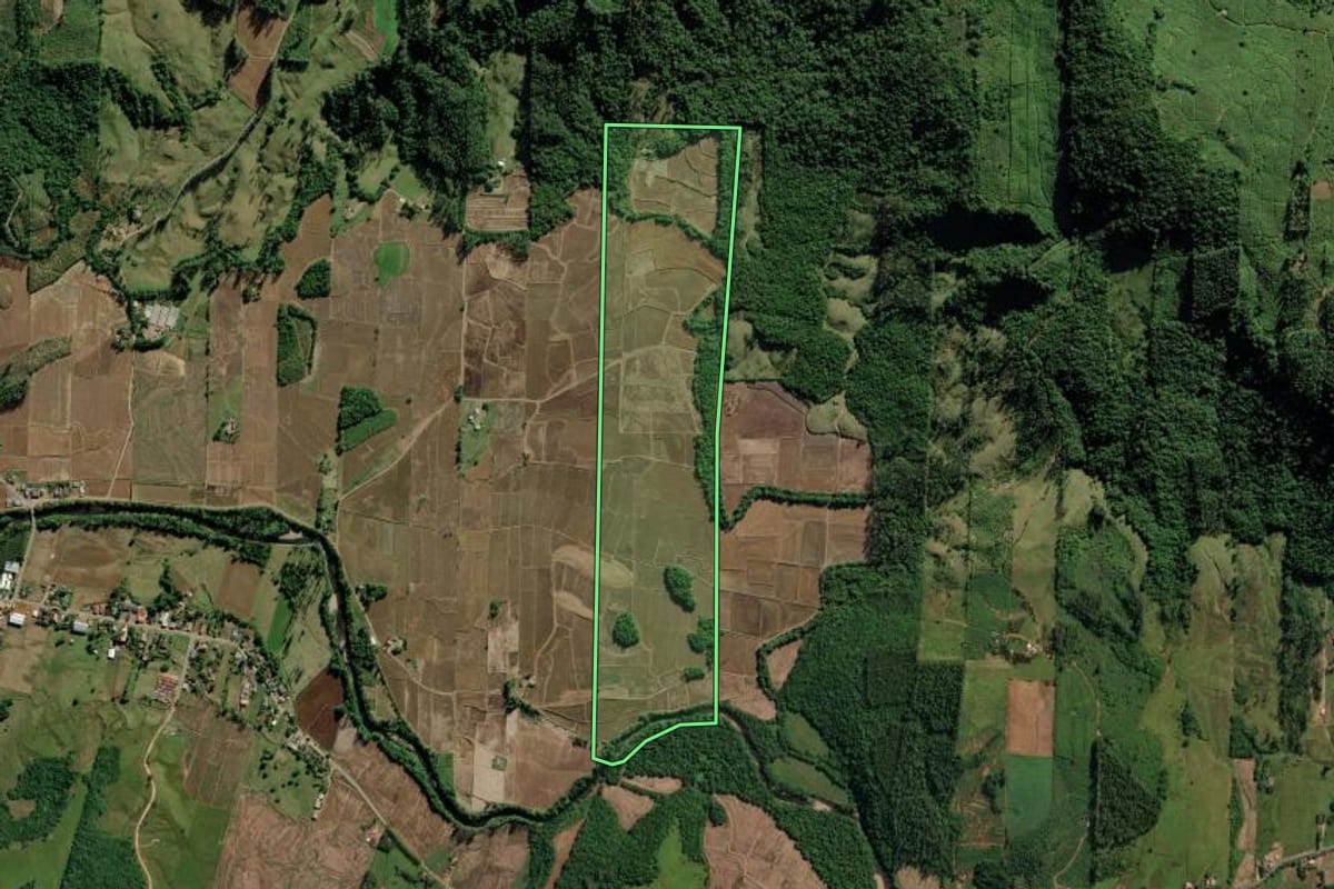 Imagem de satélite do imóvel rural em Jacinto Machado (SC), com o contorno declarado no CAR desenhado por cima.