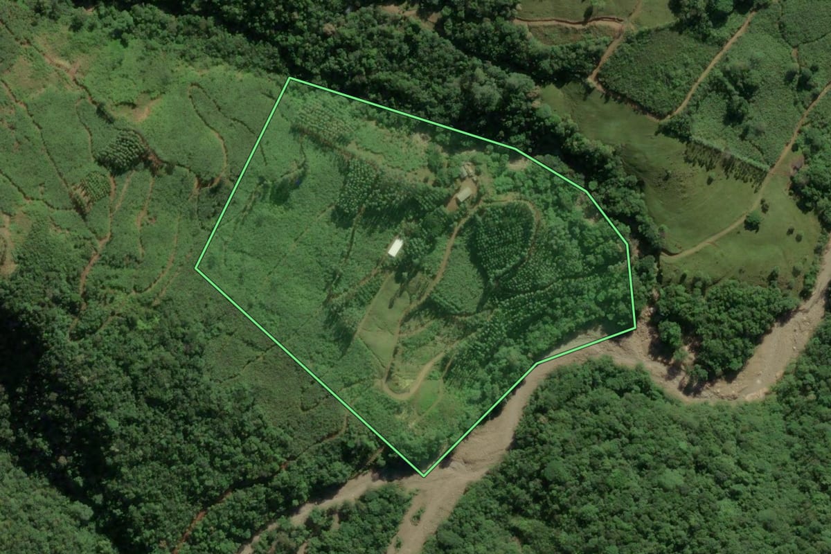 Imagem de satélite do imóvel rural em Jacinto Machado (SC), com o contorno declarado no CAR desenhado por cima.