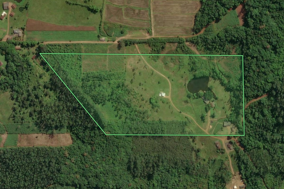 Imagem de satélite do imóvel rural em Jacinto Machado (SC), com o contorno declarado no CAR desenhado por cima.