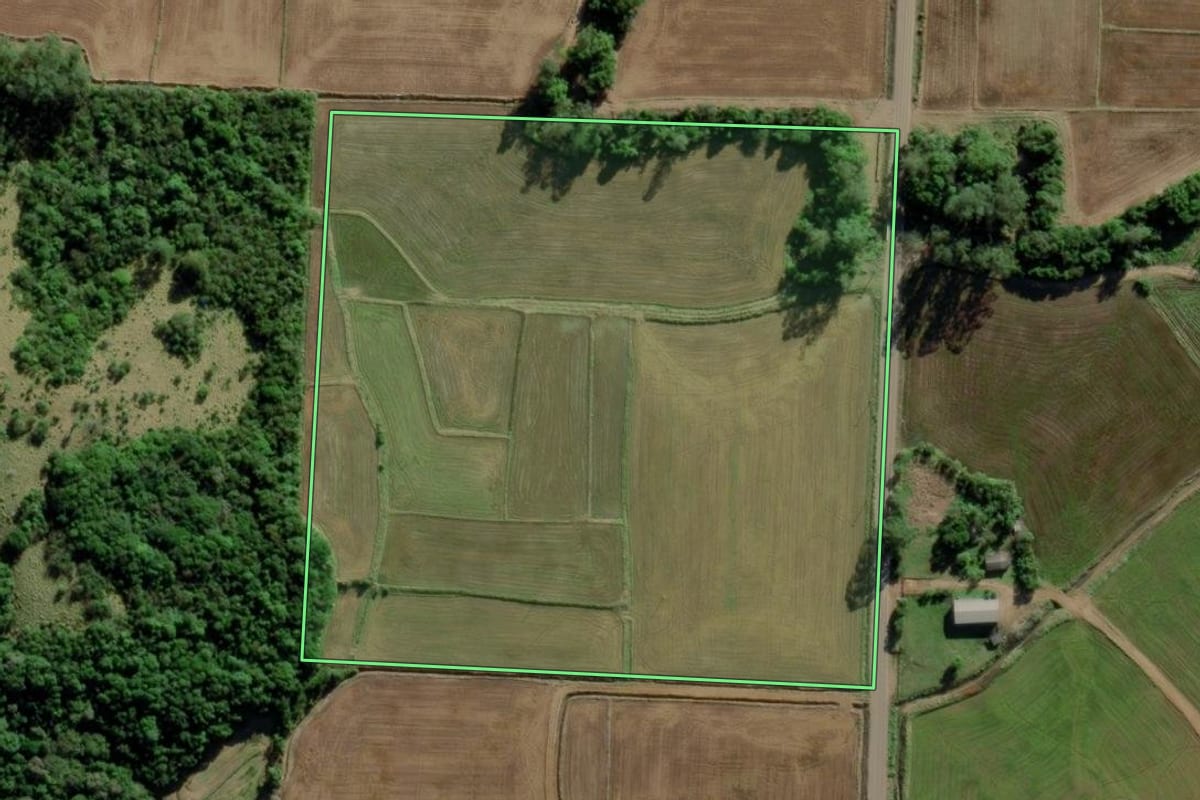 Imagem de satélite do imóvel rural em Jacinto Machado (SC), com o contorno declarado no CAR desenhado por cima.