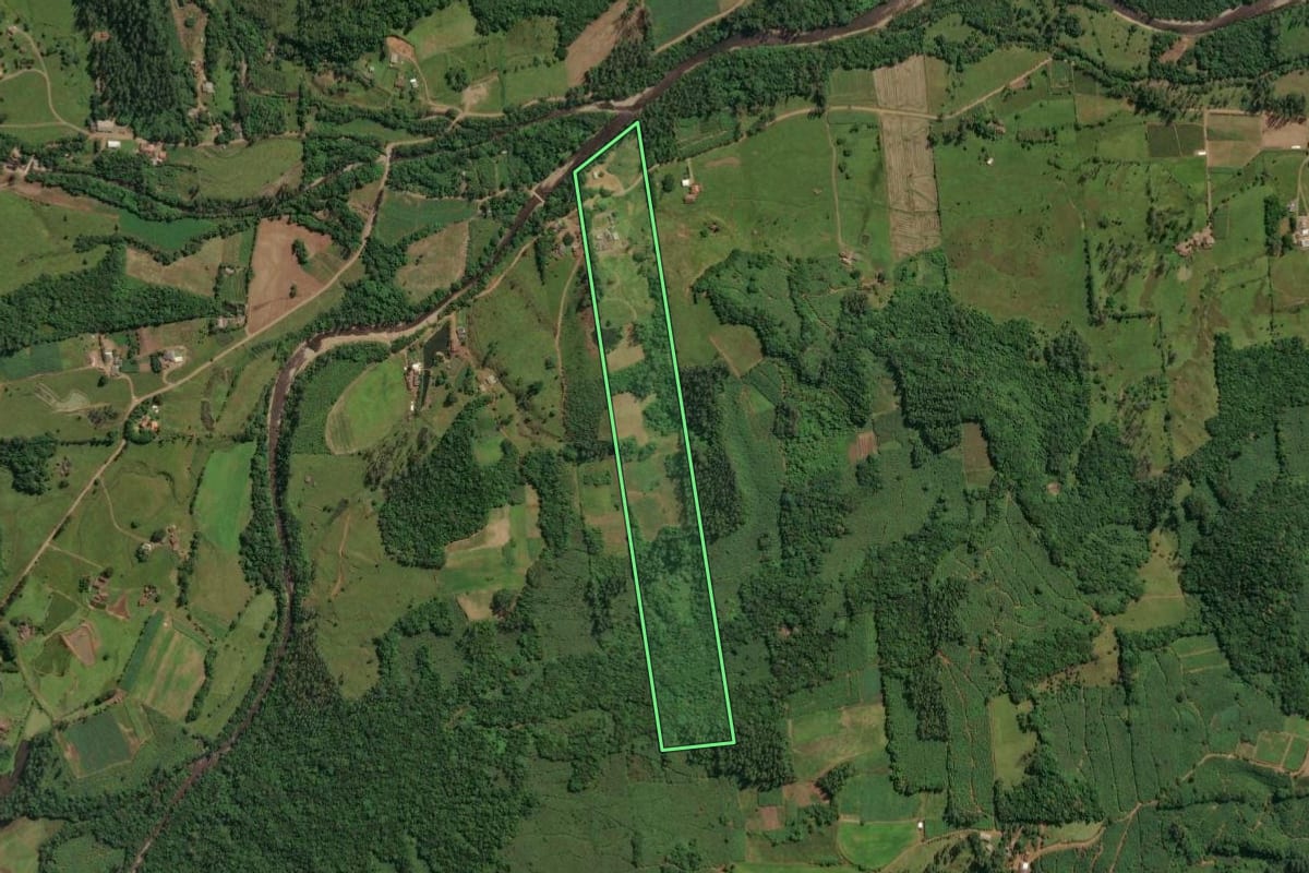 Imagem de satélite do imóvel rural em Jacinto Machado (SC), com o contorno declarado no CAR desenhado por cima.