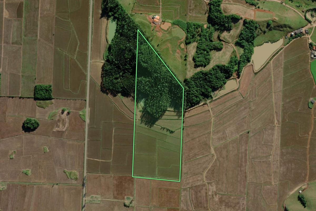 Imagem de satélite do imóvel rural em Jacinto Machado (SC), com o contorno declarado no CAR desenhado por cima.