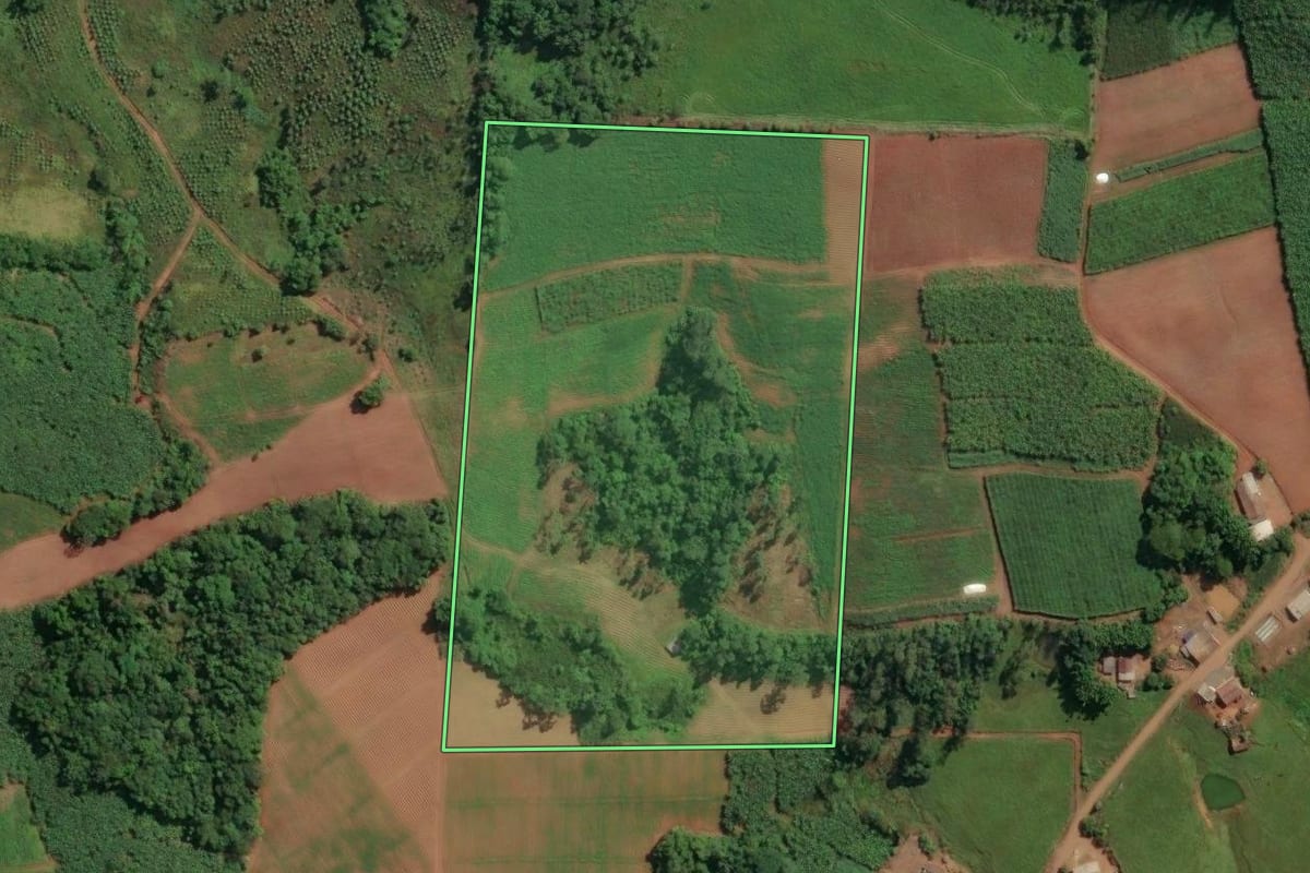 Imagem de satélite do imóvel rural em Jacinto Machado (SC), com o contorno declarado no CAR desenhado por cima.