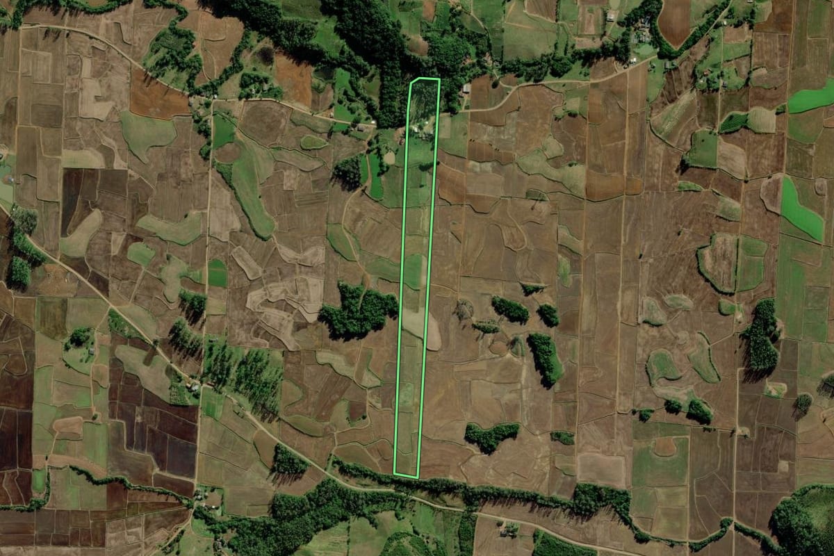 Imagem de satélite do imóvel rural em Jacinto Machado (SC), com o contorno declarado no CAR desenhado por cima.