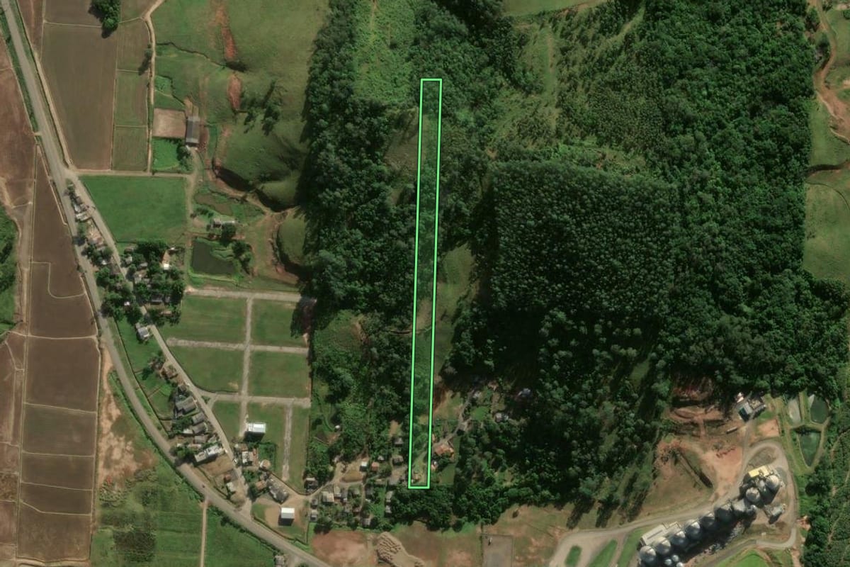 Imagem de satélite do imóvel rural em Jacinto Machado (SC), com o contorno declarado no CAR desenhado por cima.