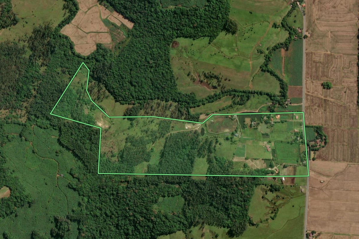 Imagem de satélite do imóvel rural em Jacinto Machado (SC), com o contorno declarado no CAR desenhado por cima.
