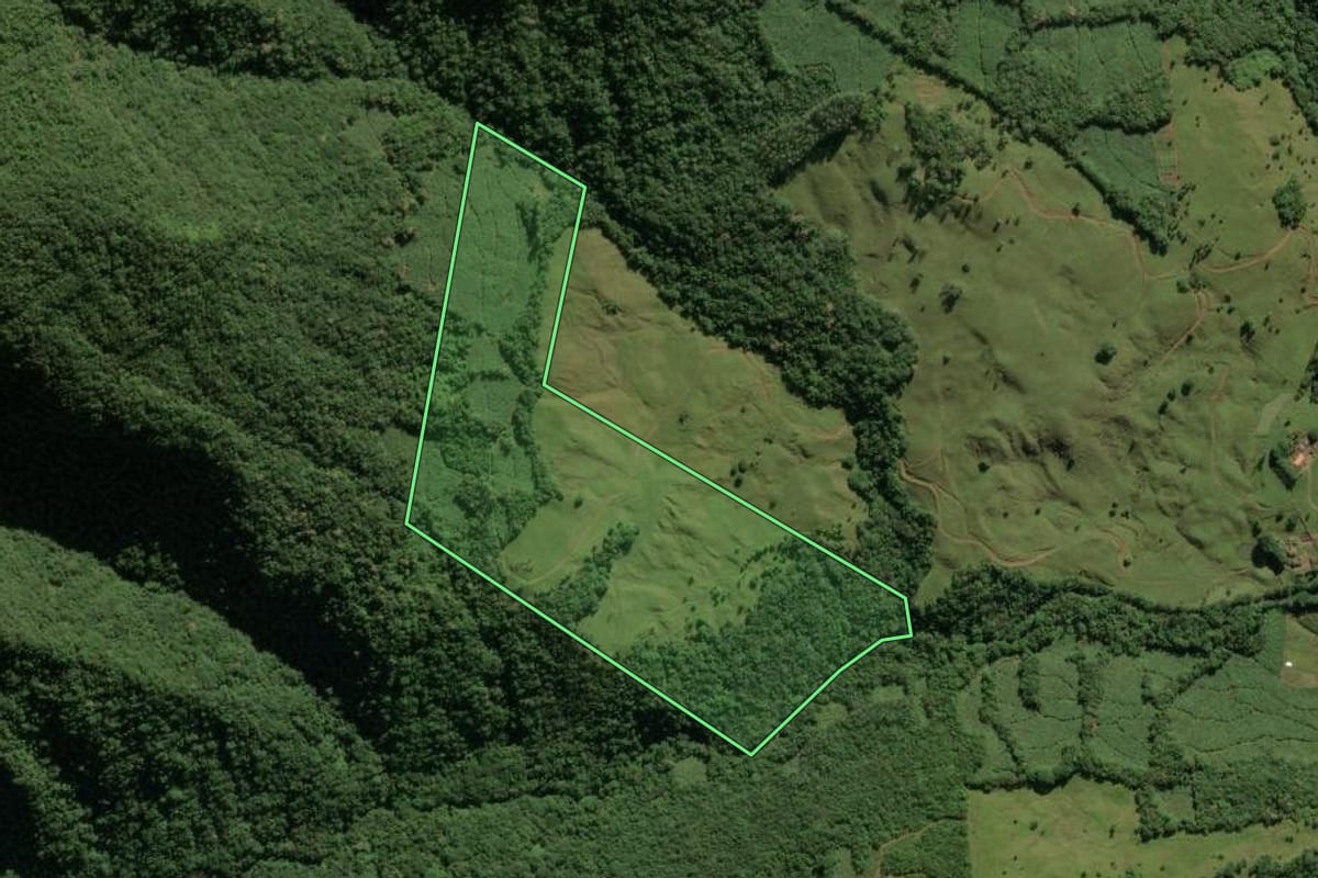 Imagem de satélite do imóvel rural em Jacinto Machado (SC), com o contorno declarado no CAR desenhado por cima.