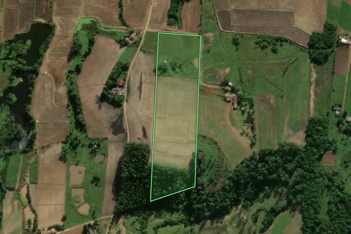 Imagem de satélite do imóvel rural em Jacinto Machado (SC), com o contorno declarado no CAR desenhado por cima.