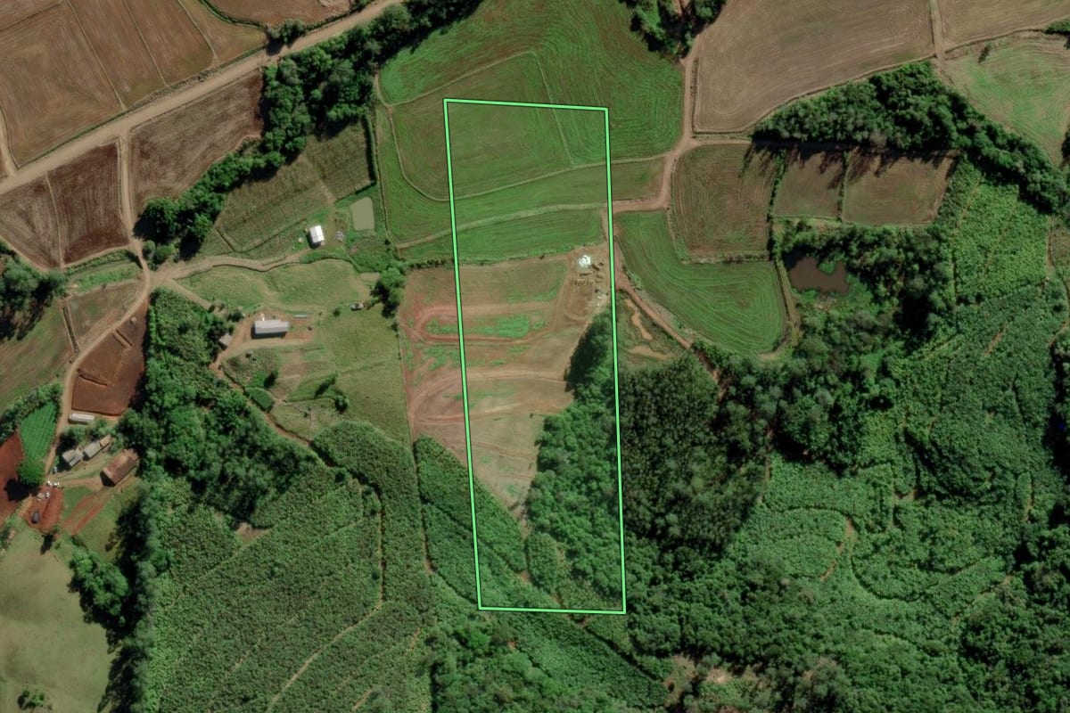 Imagem de satélite do imóvel rural em Jacinto Machado (SC), com o contorno declarado no CAR desenhado por cima.