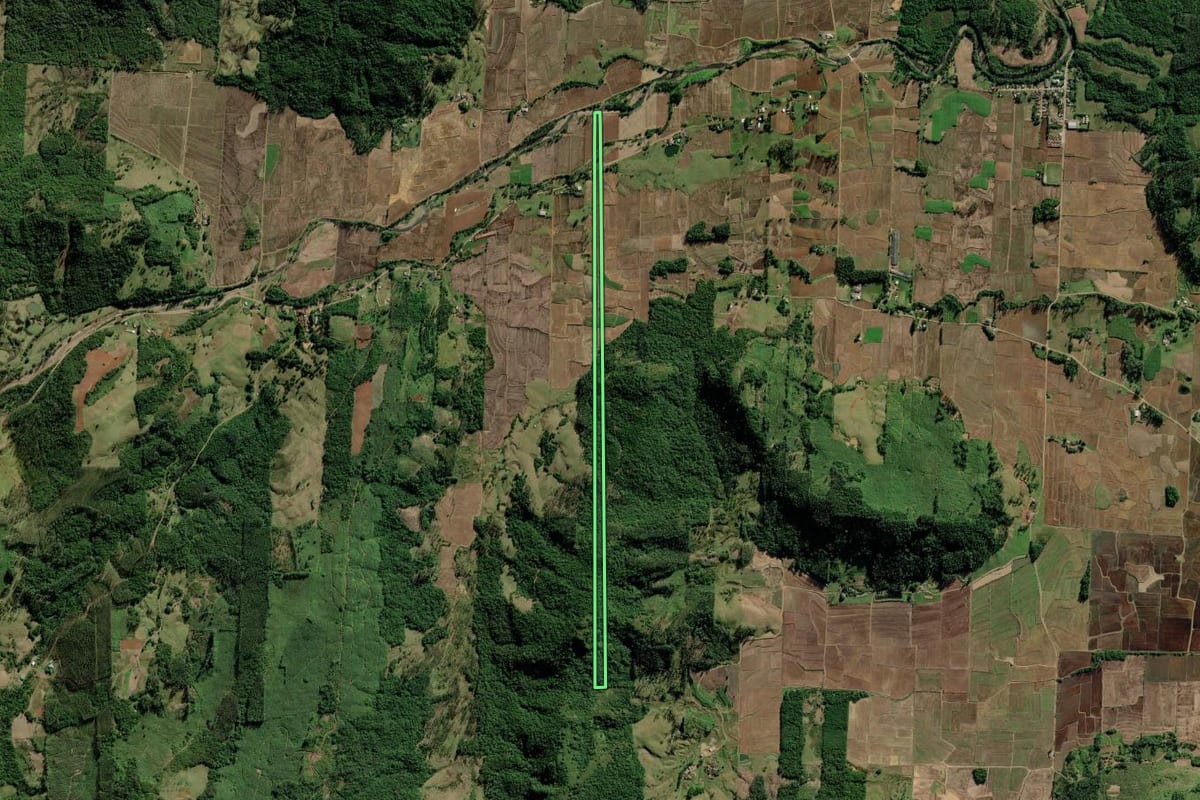Imagem de satélite do imóvel rural em Jacinto Machado (SC), com o contorno declarado no CAR desenhado por cima.