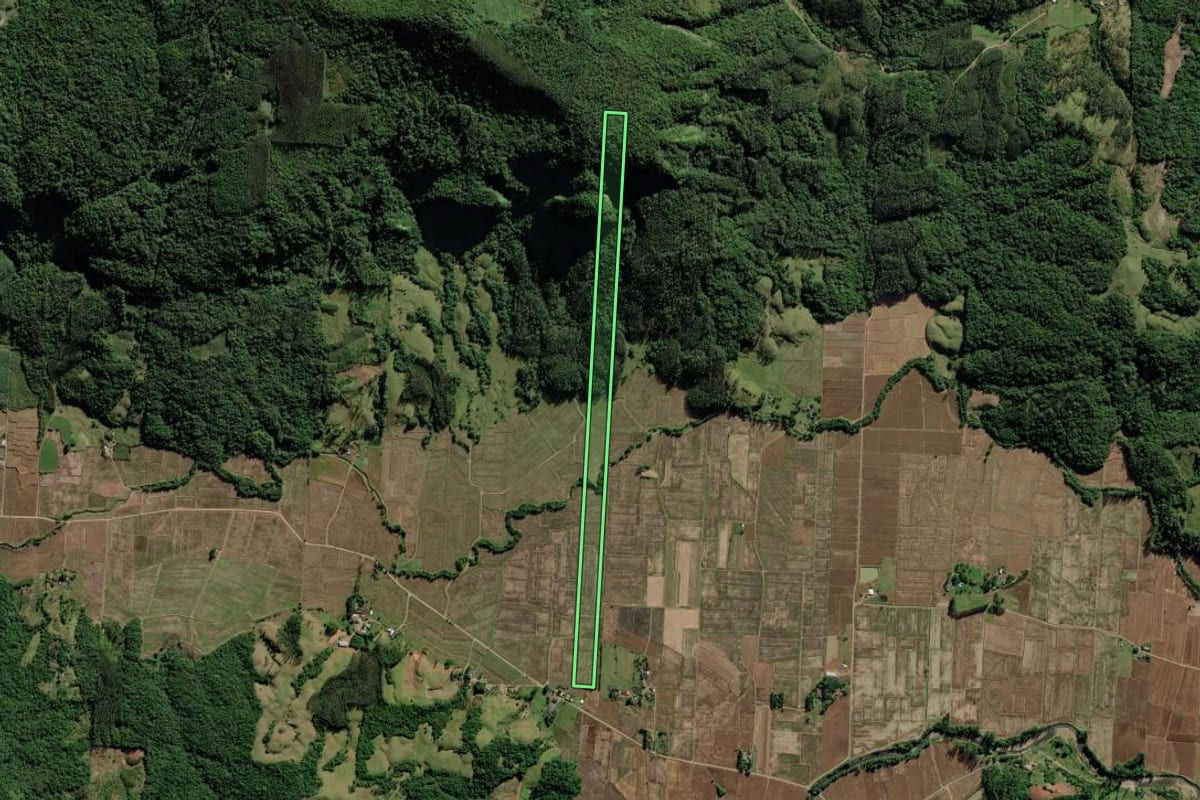 Imagem de satélite do imóvel rural em Jacinto Machado (SC), com o contorno declarado no CAR desenhado por cima.