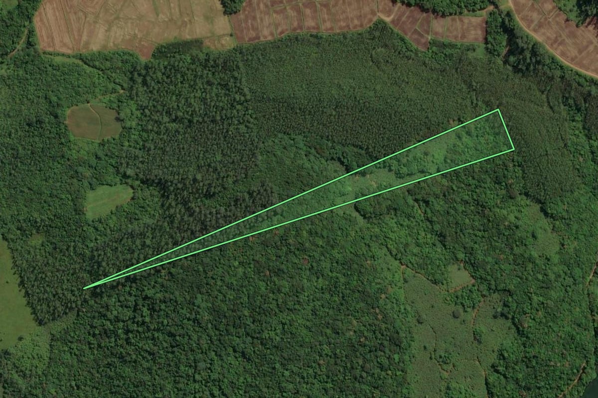 Imagem de satélite do imóvel rural em Jacinto Machado (SC), com o contorno declarado no CAR desenhado por cima.