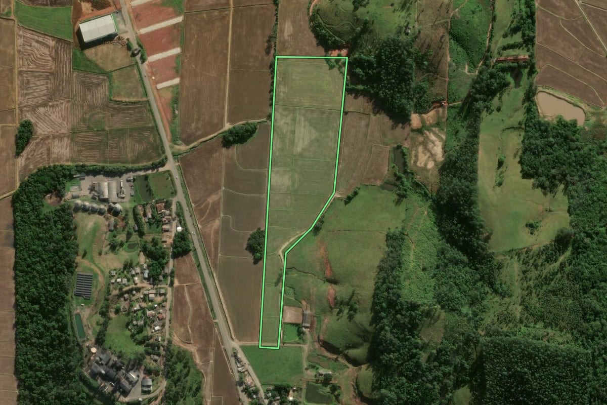 Imagem de satélite do imóvel rural em Jacinto Machado (SC), com o contorno declarado no CAR desenhado por cima.
