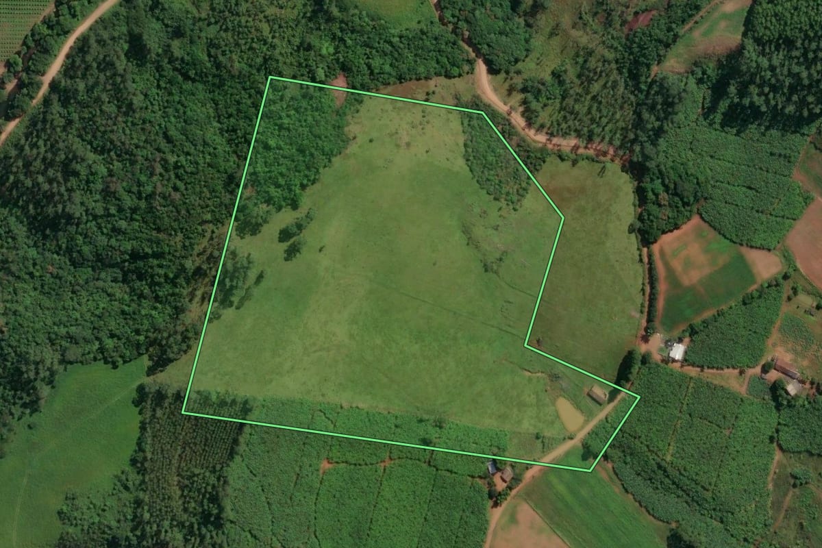 Imagem de satélite do imóvel rural em Jacinto Machado (SC), com o contorno declarado no CAR desenhado por cima.