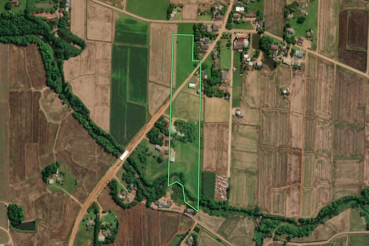 Imagem de satélite do imóvel rural em Jacinto Machado (SC), com o contorno declarado no CAR desenhado por cima.