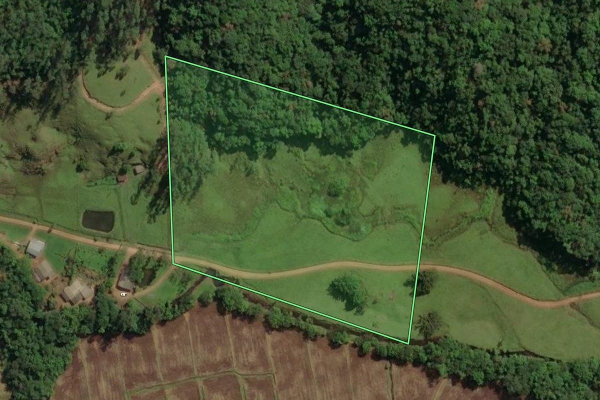 Imagem de satélite do imóvel rural em Jacinto Machado (SC), com o contorno declarado no CAR desenhado por cima.