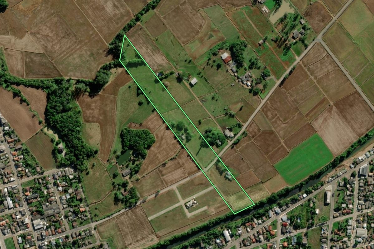 Imagem de satélite do imóvel rural em Jacinto Machado (SC), com o contorno declarado no CAR desenhado por cima.