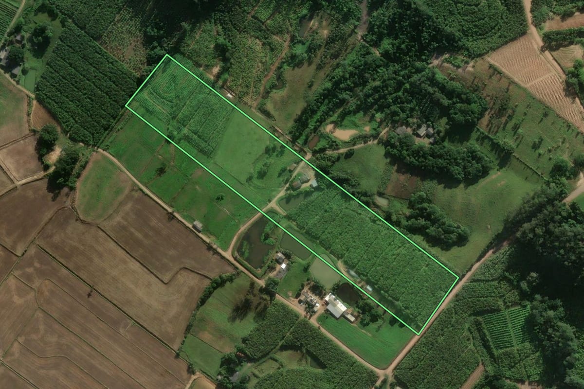 Imagem de satélite do imóvel rural em Jacinto Machado (SC), com o contorno declarado no CAR desenhado por cima.