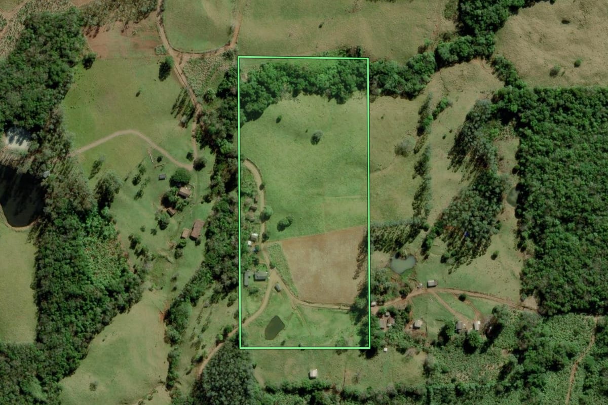 Imagem de satélite do imóvel rural em Jacinto Machado (SC), com o contorno declarado no CAR desenhado por cima.