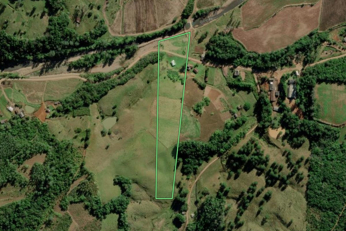 Imagem de satélite do imóvel rural em Jacinto Machado (SC), com o contorno declarado no CAR desenhado por cima.