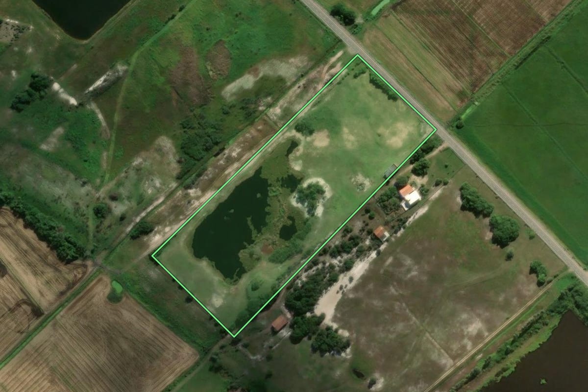 Imagem de satélite do imóvel rural em Jaguaruna (SC), com o contorno declarado no CAR desenhado por cima.