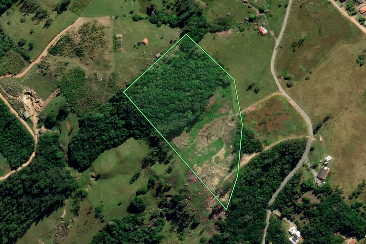 Imagem de satélite do imóvel rural em Jaguaruna (SC), com o contorno declarado no CAR desenhado por cima.