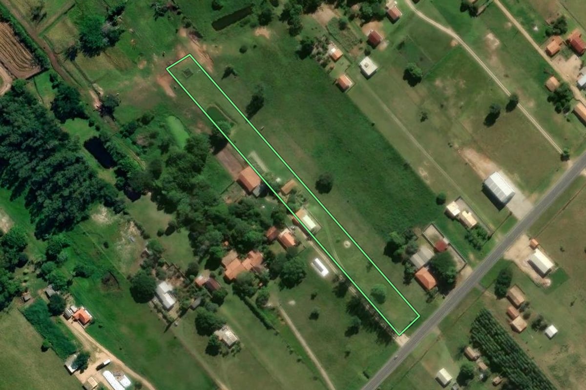 Imagem de satélite do imóvel rural em Jaguaruna (SC), com o contorno declarado no CAR desenhado por cima.