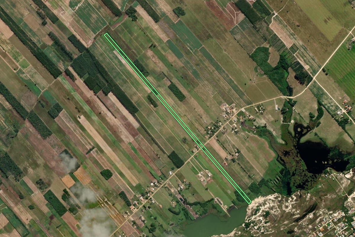 Imagem de satélite do imóvel rural em Jaguaruna (SC), com o contorno declarado no CAR desenhado por cima.