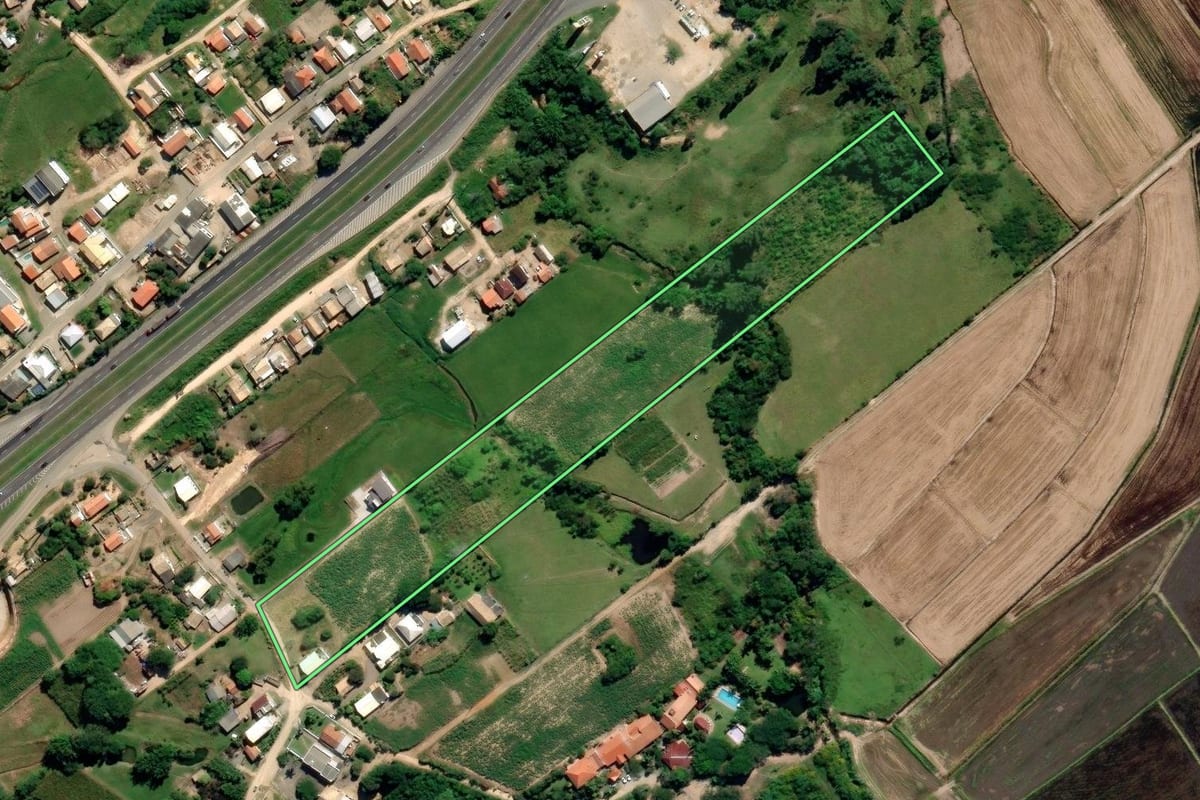 Imagem de satélite do imóvel rural em Jaguaruna (SC), com o contorno declarado no CAR desenhado por cima.