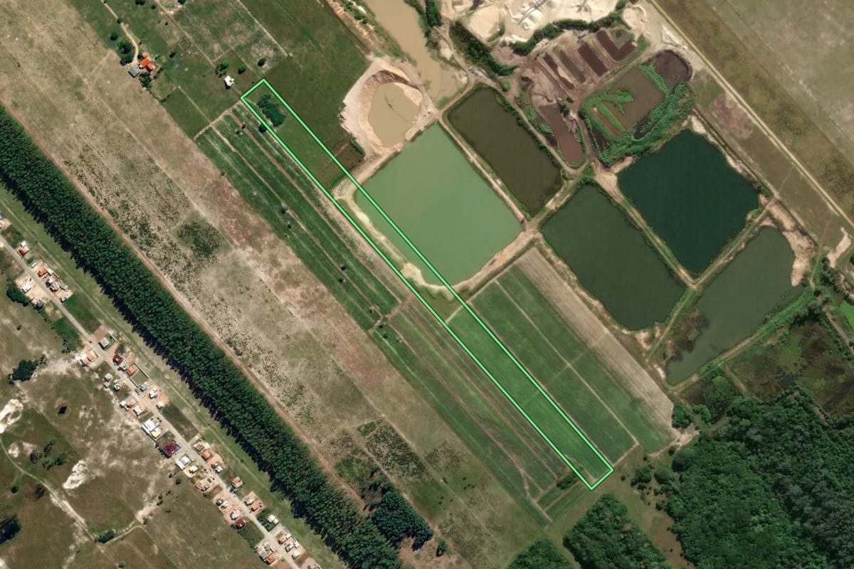 Imagem de satélite do imóvel rural em Jaguaruna (SC), com o contorno declarado no CAR desenhado por cima.