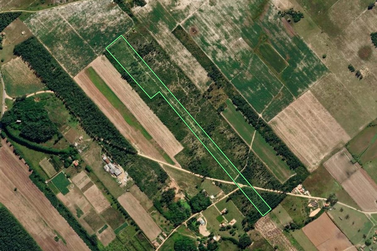 Imagem de satélite do imóvel rural em Jaguaruna (SC), com o contorno declarado no CAR desenhado por cima.