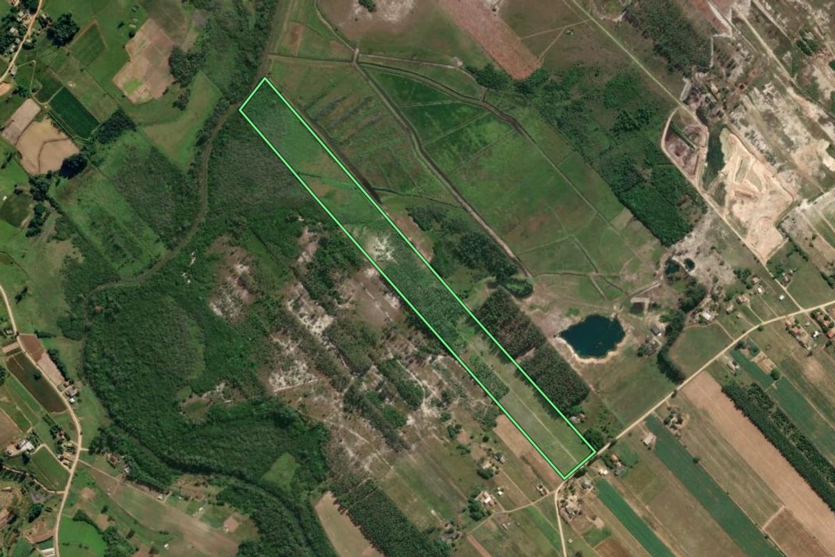 Imagem de satélite do imóvel rural em Jaguaruna (SC), com o contorno declarado no CAR desenhado por cima.
