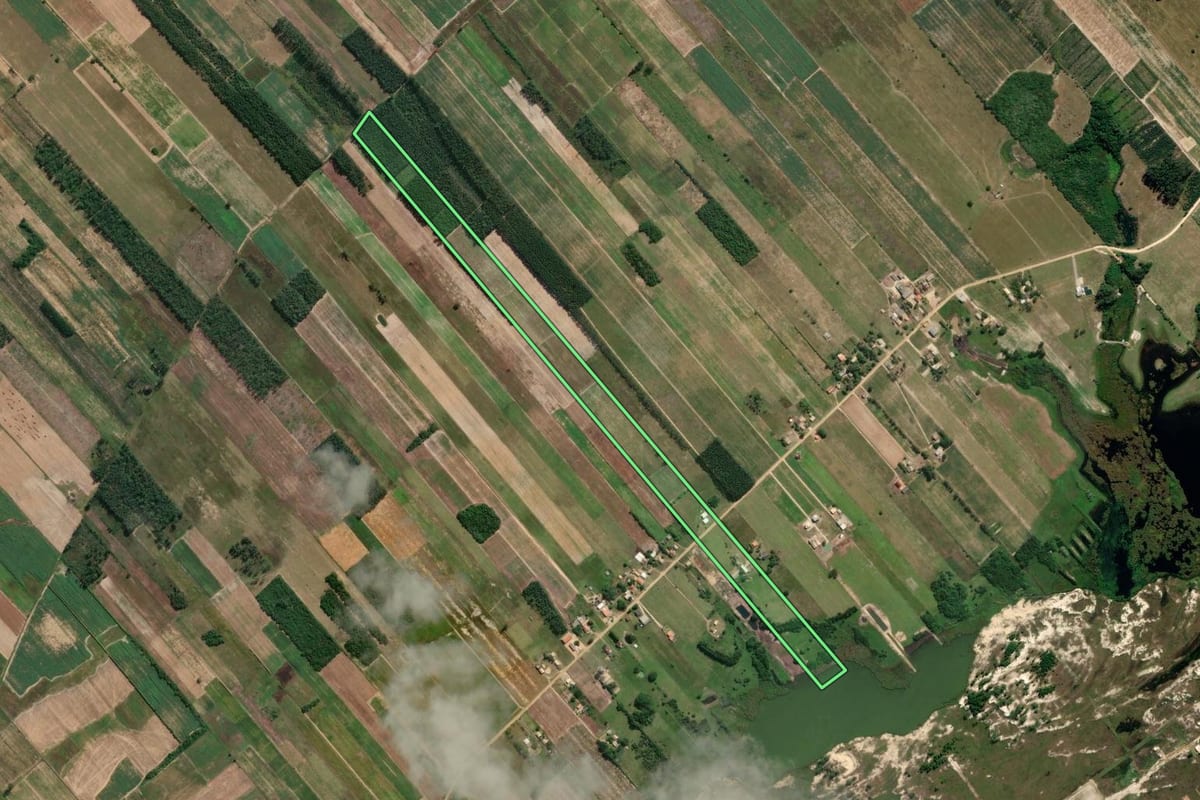 Imagem de satélite do imóvel rural em Jaguaruna (SC), com o contorno declarado no CAR desenhado por cima.