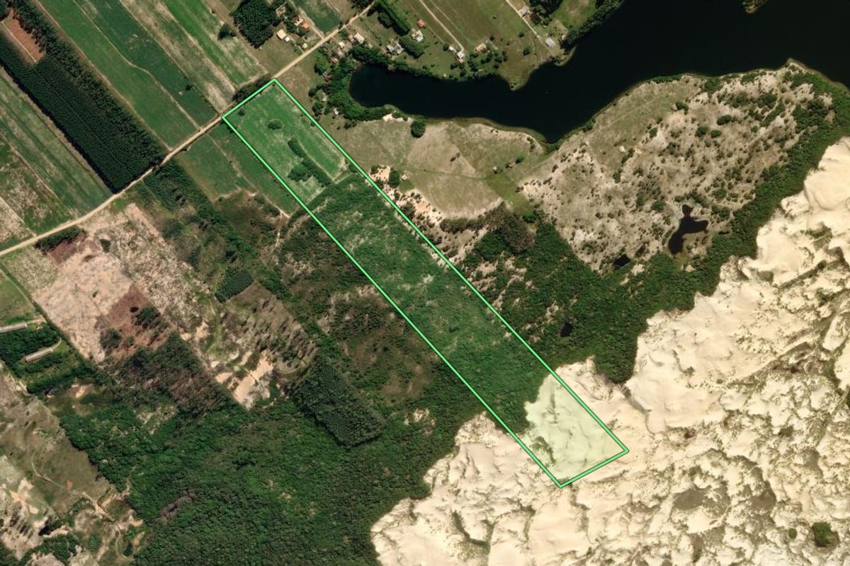 Imagem de satélite do imóvel rural em Jaguaruna (SC), com o contorno declarado no CAR desenhado por cima.