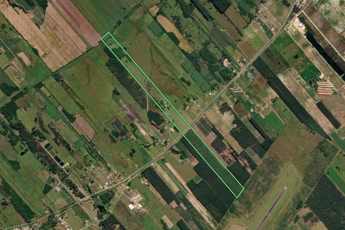Imagem de satélite do imóvel rural em Jaguaruna (SC), com o contorno declarado no CAR desenhado por cima.